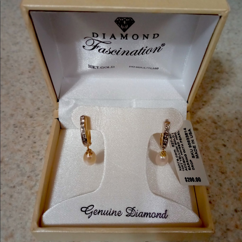 Selling 10k yellow gold earrings brand new selling for $200